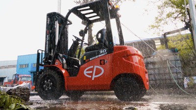 3'000kg Elektro-Gabelstapler mit Lithium Eisenphosphat Batterie