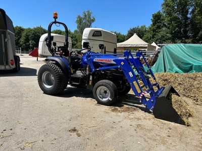 Kommunaltraktor Kleintraktor Farmtrac 26 mit Frontlader