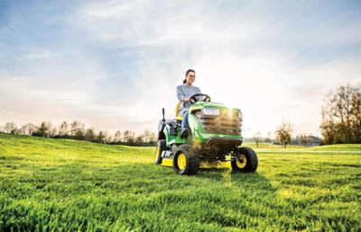 John Deere X147R Rasentraktor mit Grasaufnahme