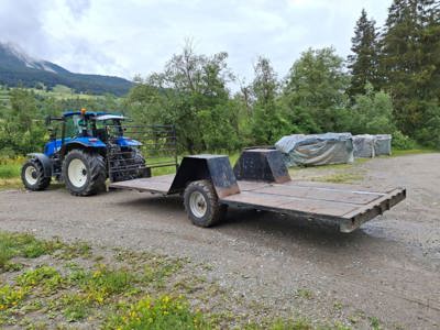 Absenkbarer Anhänger für Rundballen, Holz inkl. Viehkiste