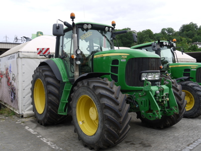 Traktor / Tracteur John Deere 7530