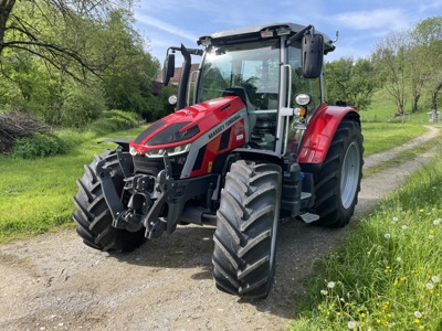 Massey Ferguson 5S.145 , attraktive Vorfühmaschine