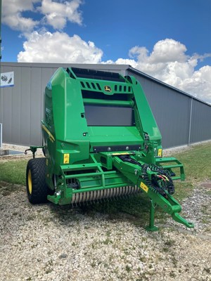 Presse à balle ronde John Deere V451M