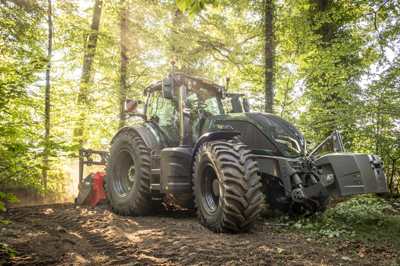 Valtra Q305 mit Forstkabine