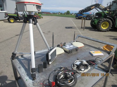 Parallel Fahrsystem Leica RTK ; Empfänger, Monitor, Zusatzmonitor, RTK-Station, Kabelsätze