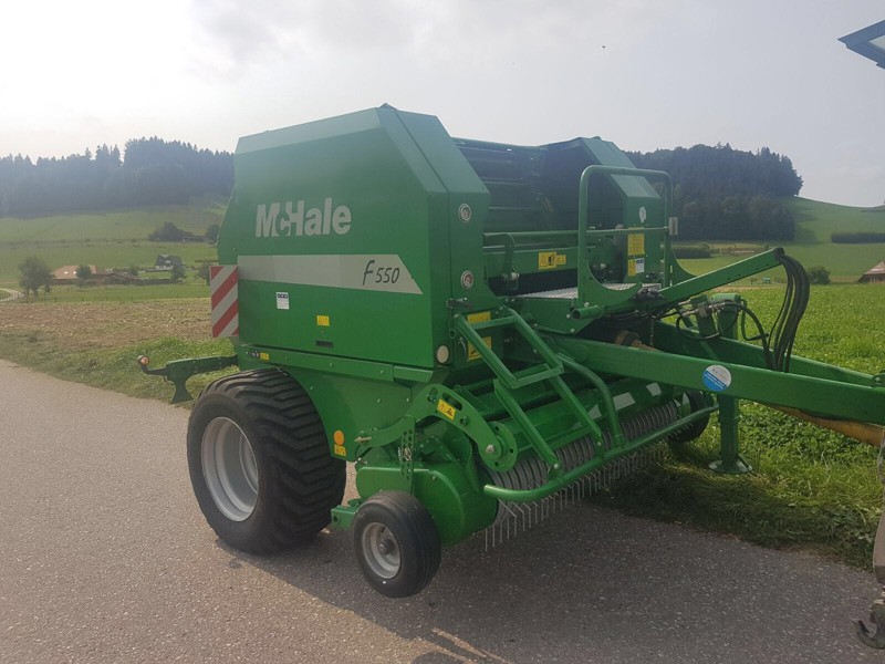 Rundballenpresse McHale F550