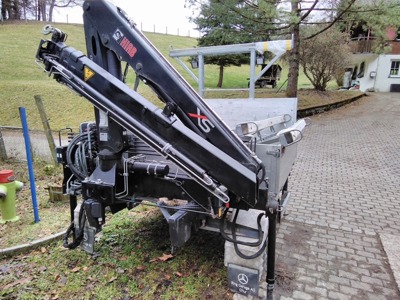 Hiab Kran mit Chassis und Brücke