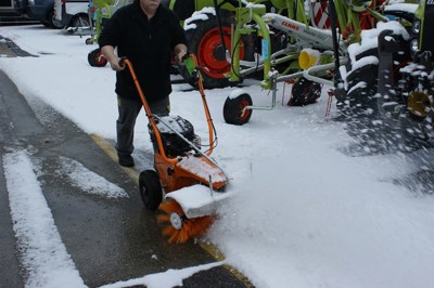 Kehrbürste für Schnee und Schmutz