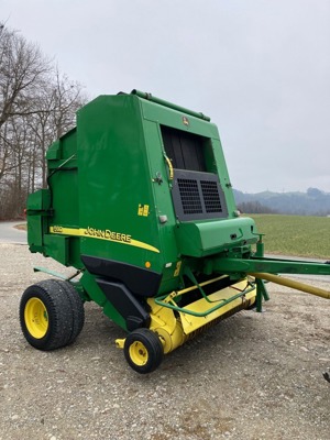 Rundballenpresse John-Deere 592