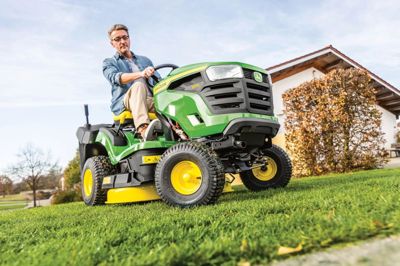 John Deere X117R Rasentraktor mit Grasaufnahme