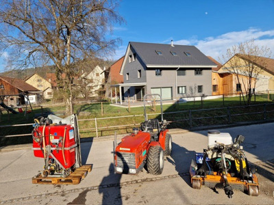 Weinbautraktor Carraro, Sichelmulcher, Spritze