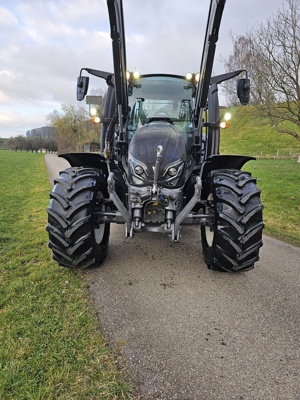 Traktor Valtra G135A Active mit Frontlader G4L