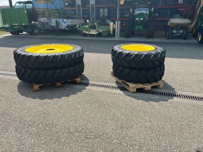 Radsatz  zu John Deere  320/90 R42  + 320/85 R28