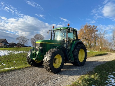 John Deere 6910