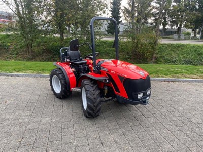 A. CARRARO Kompaktschlepper mit Frontlenkung TIGRE 3800