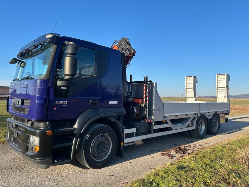 Iveco Stralis 260S42 Lastwagen mit Kran, Brücke und Laderampen