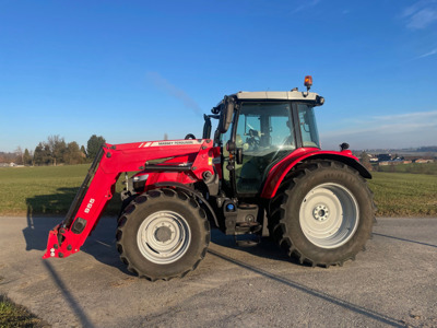 Massey Ferguson 5713S mit Frontlader