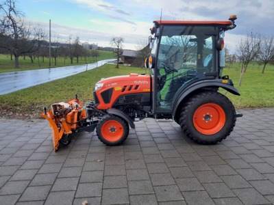 Kommunaltraktor Kubota LX 401 mit Schneepflug