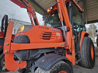 Kommunaltraktor Kubota STV 32 mit Frontlader