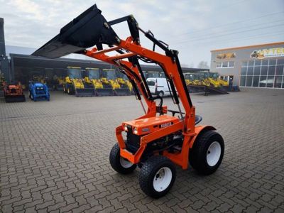 Kubota B6000 mit Frontlader und Rasenbereifung