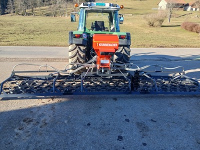 Herse à prairie avec semoir